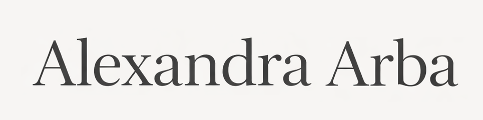 Logotipo de Alexandra Arba con tipografía sencilla con serifa